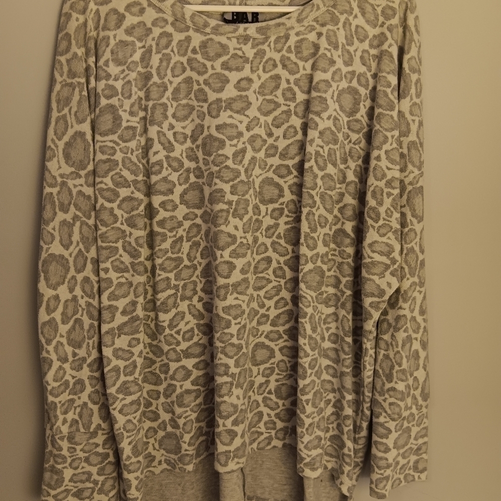 EUC Bar by Melis Kozan M Gray Animal Print Long Sleeve Top